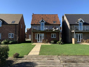 Sea Urchins Cottage at The Bay Filey, sleeps 4-5, 2 dogs welcome for free too
